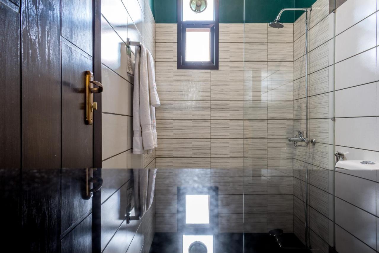 LOKAL Rooms x Shahrah-e-Faisal  Karachi Bagian luar foto